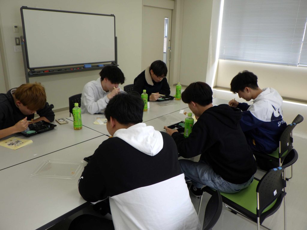 1年生の基礎ゼミナール後に昼食会を行いました。
