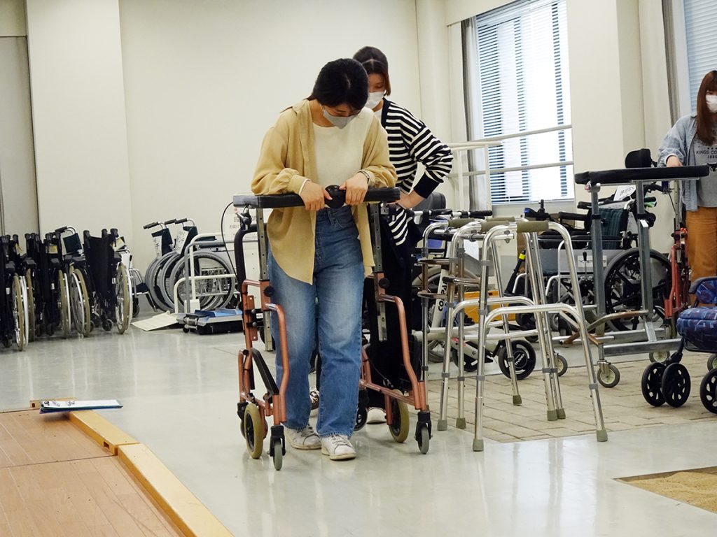 歩行補助具を体験する演習を行いました（福祉用具論）