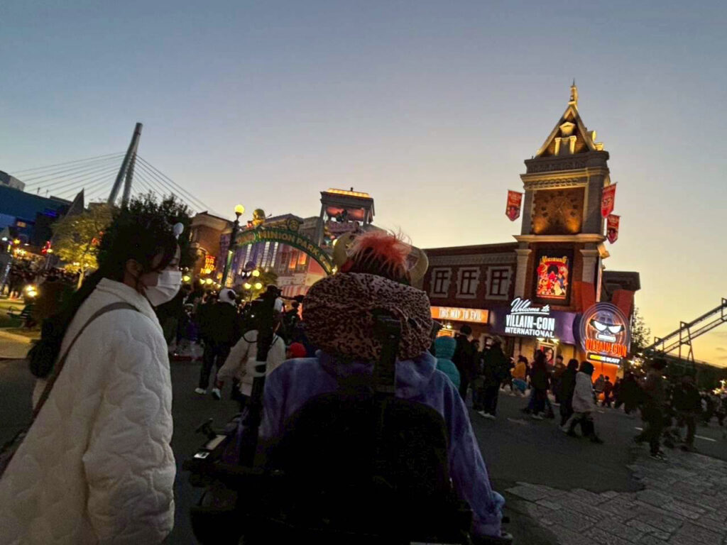 学生が障害者当事者団体のUSJ旅行にボランティア参加しました。