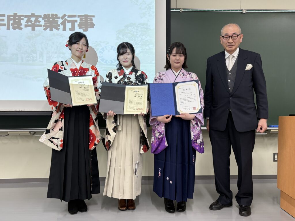 卒業式で3名が表彰されました